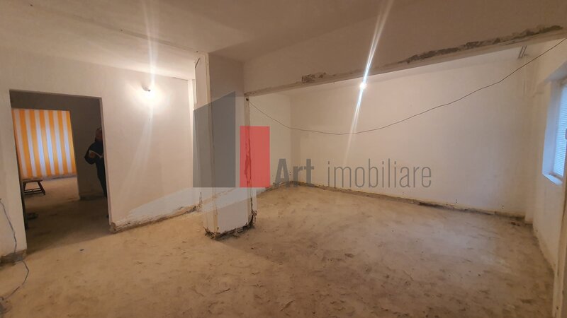 Giurgiu, Apartament 4 camere decomandat, parter.